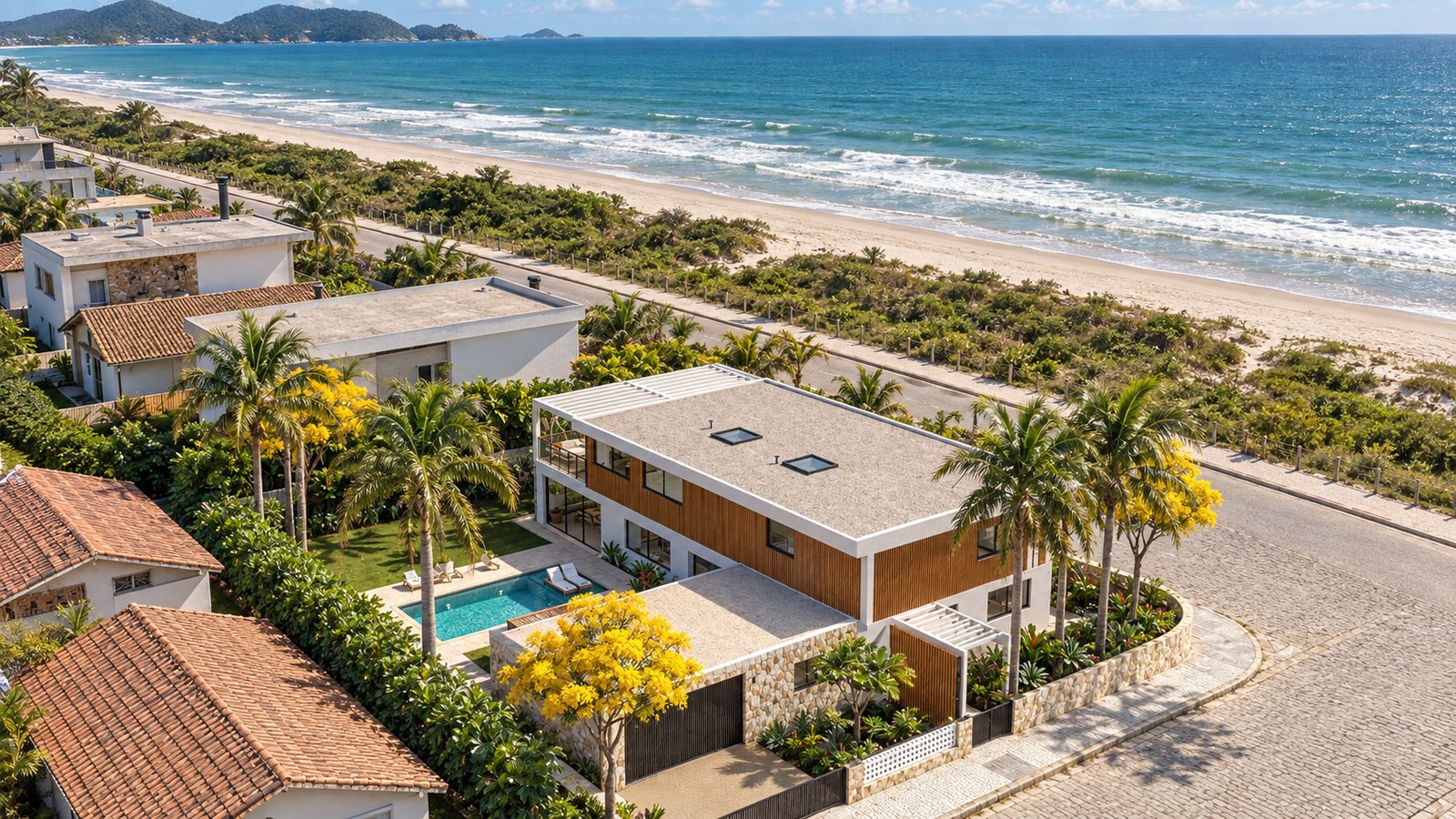 Vista aérea da Casa Ubatuba na esquina, com a praia ao fundo
